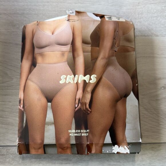 SKIMS Seamless Sculpt Mid Waist Brief sand 2X NWT in packaging - Picture 2 of 4